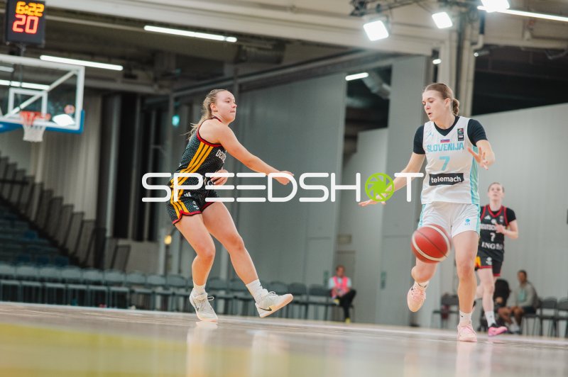 Nika Ocvirk (#7; Slovenija) dribbelt gegen Darina Zraychenko (#8; Deutschland)