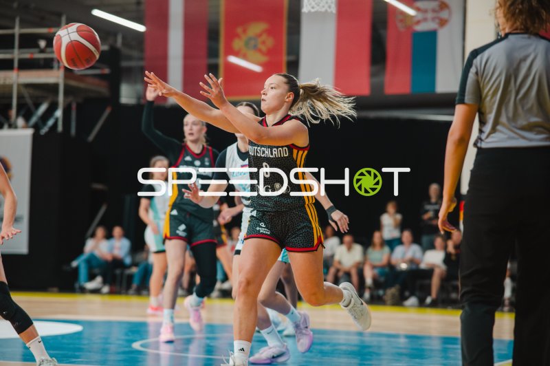 Darina Zraychenko (#8; Deutschland) beim Pass gegen Slovenija