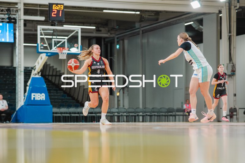 Darina Zraychenko (#8; Deutschland) mit Ball gegen Slovenija