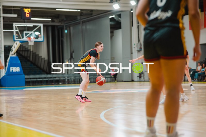 Deutschland-Spielerin beim Dribbling im FIBA-Spiel in Stockholm