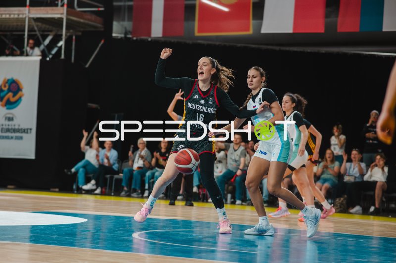 Lilli Schultze (#16; Deutschland) jubelt im Zweikampf gegen Slovenija