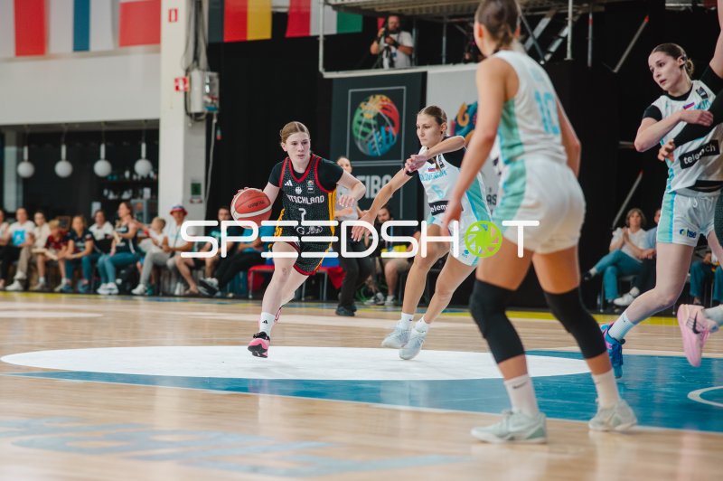 Emma Steinbicker (#7; Deutschland) im Dribbling gegen Slovenija