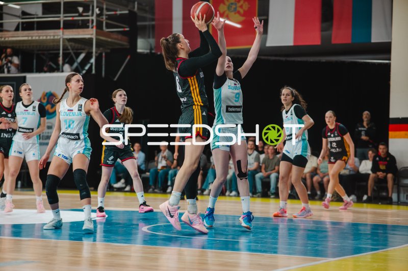 Mia Wiegand (#13; Deutschland) beim Korbwurf gegen Slovenija