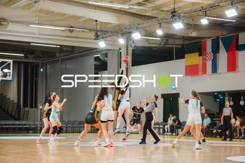 Sprungball zwischen Deutschland und Slovenija beim Tip-Off in Stockholm
