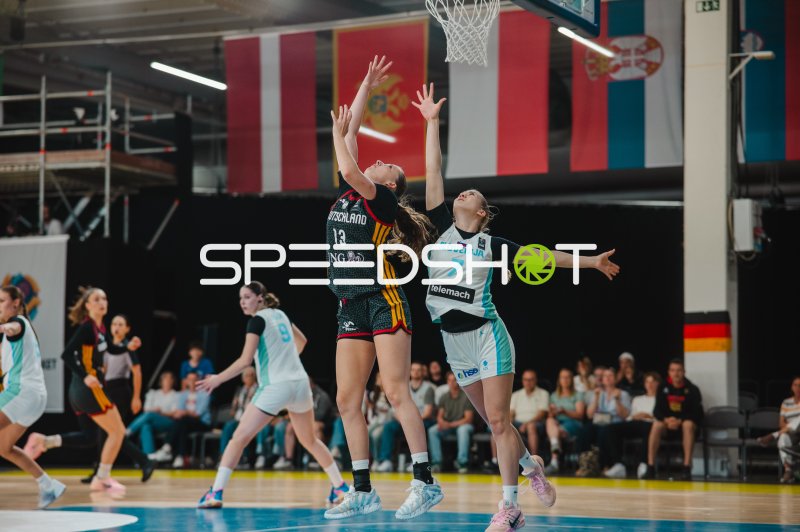 Mia Wiegand (#13; Deutschland) beim Korblegeangriff gegen Nika Ocvirk (#7; Slovenija)
