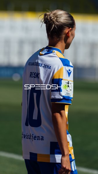 Reske (#10; FC Carl Zeiss Jena) im Fokus am Ernst-Abbe-Sportfeld