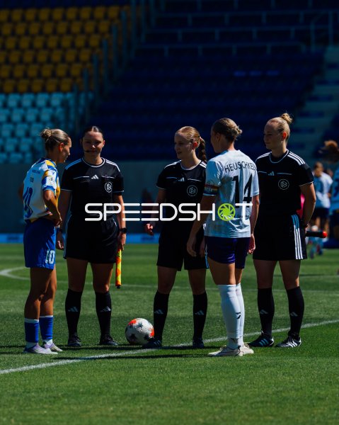 Kapitäninen Heuschkel (#14) und Reske (#10) beim Münzwurf mit DFB-Schiedsrichterinnen