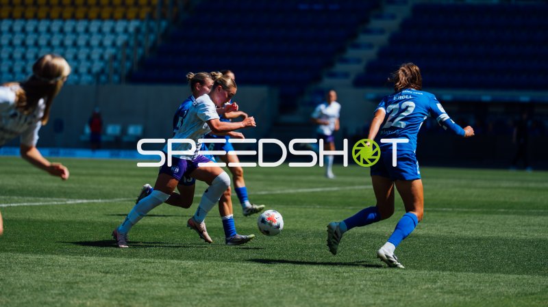 Anna Wirnsberger im Zweikampf im Mittelfeld beim Frauenfußball im Ernst-Abbe-Sportfeld