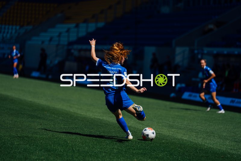 Mia Knapp (FC Carl Zeiss Jena) beim Schuss im Sonnenlicht