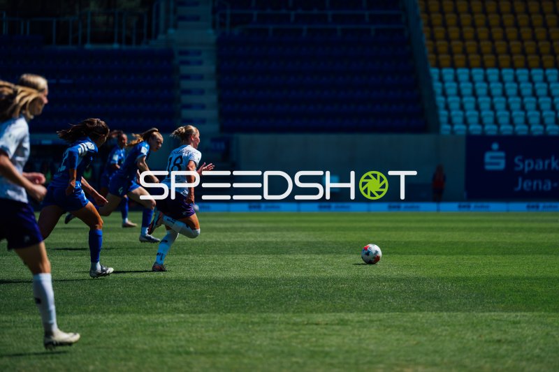Spielerin Wirnsberger Anna (#18) verfolgt den Ball am 2. Spieltag der 2. Frauen-Bundesliga (08.08.2026) in Jena