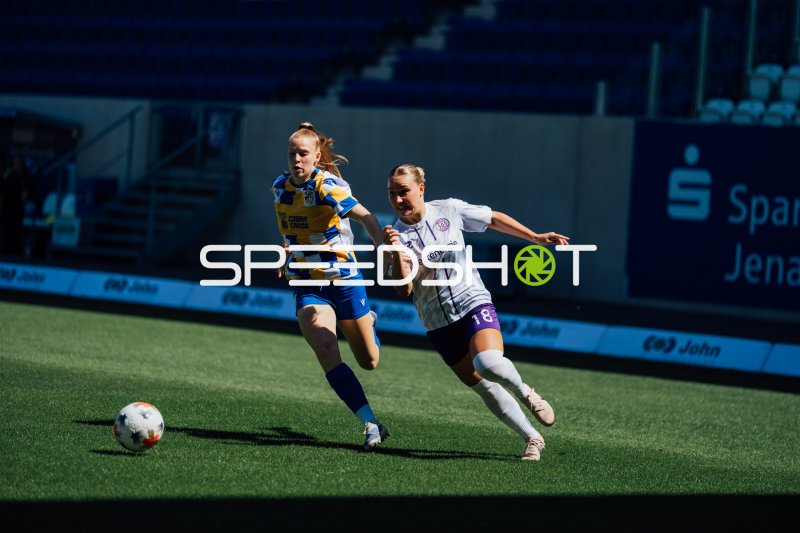 Zweikampf im Frauenfußball auf dem Ernst-Abbe-Sportfeld Jena am 2. Spieltag der 2. Frauen-Bundesliga (08.08.2026)