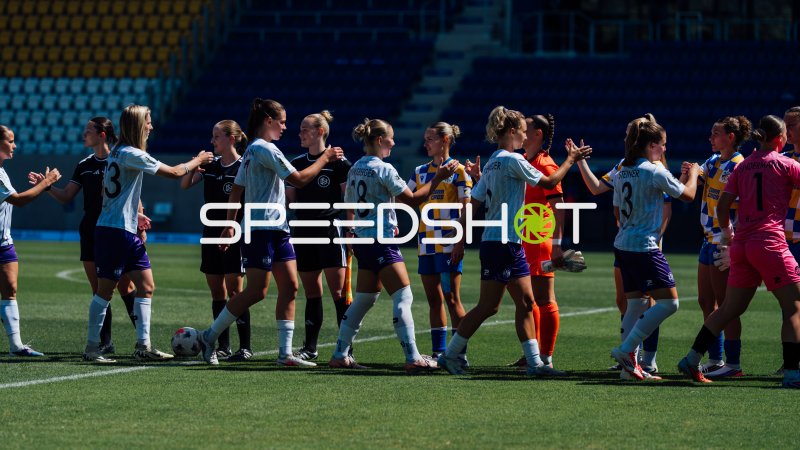 Handshake-Zeremonie beider Teams vor dem Anpfiff in Jena am 2. Spieltag der 2. Frauen-Bundesliga (08.08.2026)