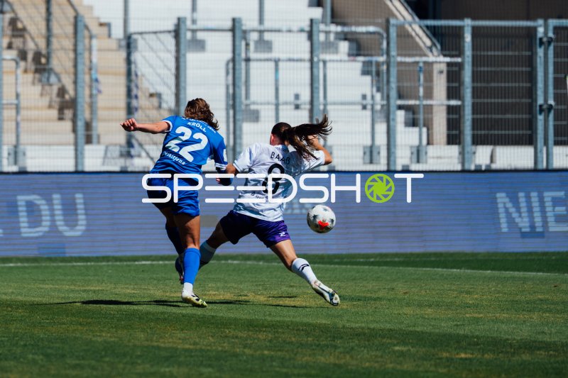 Kröll (#22) im Zweikampf mit Baaß (#8) am Ernst-Abbe-Sportfeld