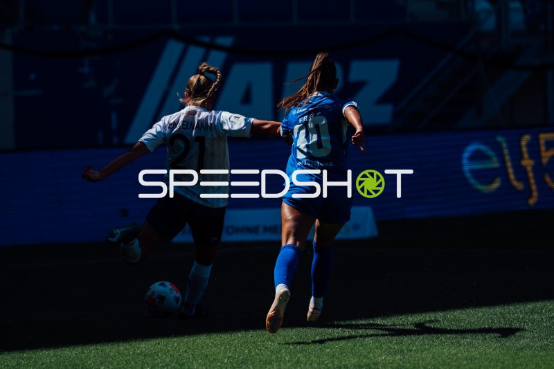 Zweikampf zwischen SGS Essen Spielerin #21 Henkelmann und FCC Spielerin #30 Ebels