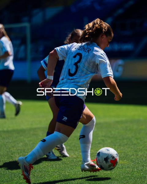 Steiner (#3) mit dem Ball auf dem Ernst-Abbe-Sportfeld am 2. Spieltag der 2. Frauen-Bundesliga (08.08.2026)