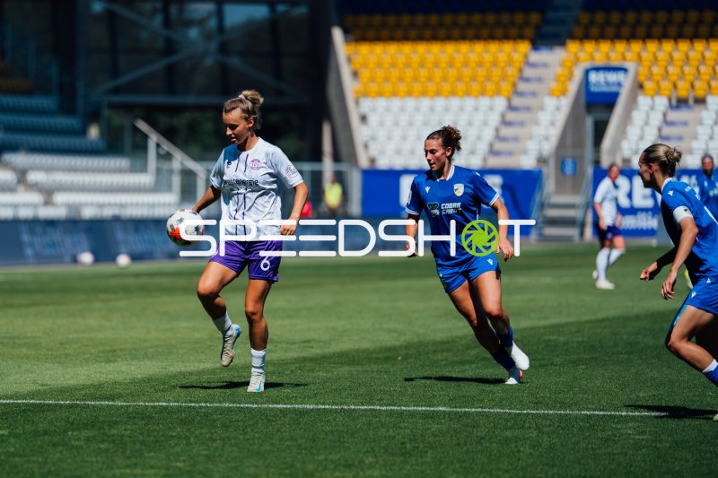 SGS Essen Spielerin Schnieder Jule (#6) kontrolliert den Ball im Zweikampf am 2. Spieltag der 2. Frauen-Bundesliga (08.08.2026)