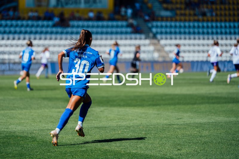 Spielerin Ebels #30 (FC Carl Zeiss Jena) läuft ins Angriffsdrittel