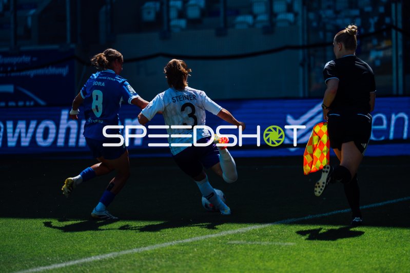 SGS Essen Spielerin Steiner (#3) im Zweikampf mit FCC Spielerin Gora (#8) an der Seitenlinie am 2. Spieltag der 2. Frauen-Bundesliga (08.08.2026)