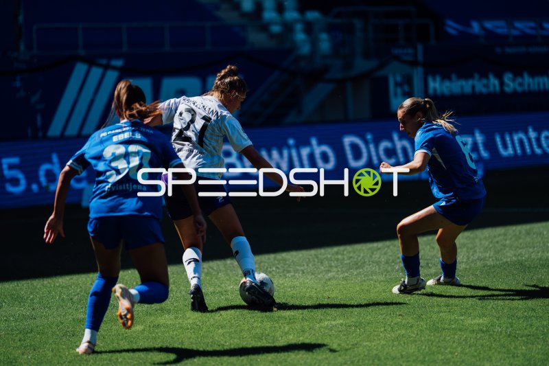Spielerin Henkelmann (#21) im Dribbling gegen FC Carl Zeiss Jena am 2. Spieltag der 2. Frauen-Bundesliga (08.08.2026)