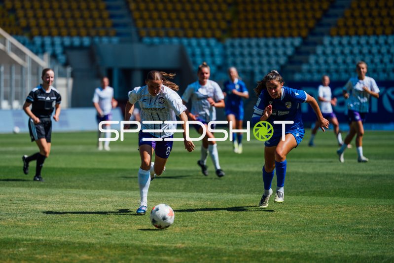 Zweikampf zwischen Baaß Antonia (SGS Essen) und Kröll Valentina (FC Carl Zeiss Jena) auf dem Ernst-Abbe-Sportfeld Jena
