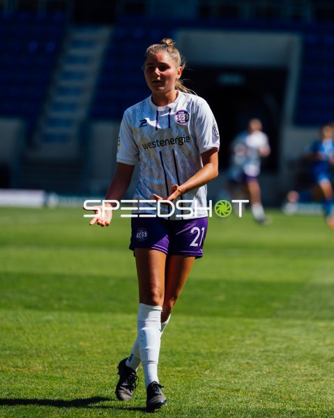 SGS Essen Spielerin Henkelmann (#21; SGS Essen) fordert den Ball am 2. Spieltag der 2. Frauen-Bundesliga (08.08.2026)