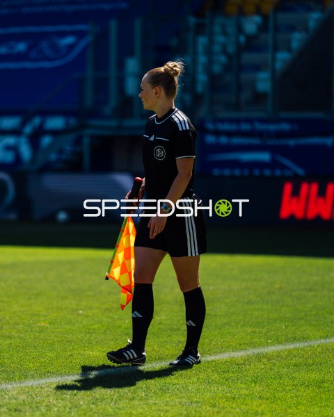 Schiedsrichterassistentin Savina Duderstadt mit Fahne an der Seitenlinie beim Frauen Fußballspiel zwischen Carl Zeiss Jena und SGS Essen am 2. Spieltag der 2. Frauen-Bundesliga (08.08.2026)