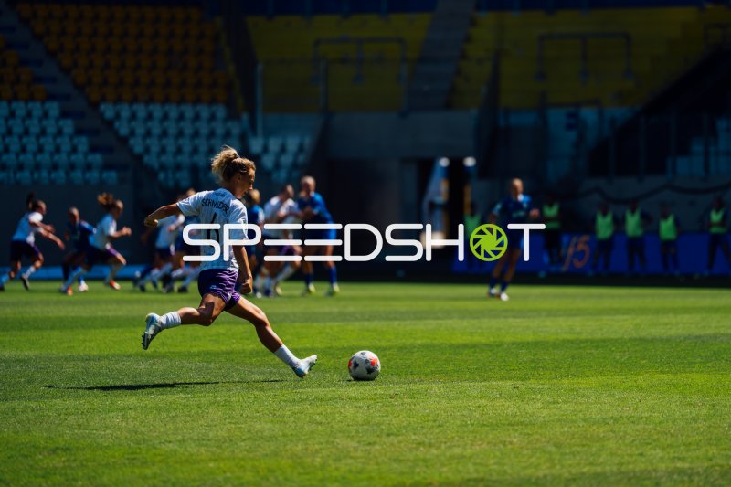 Schnieder (#6) vom SGS Essen schießt einen Freistoß gegen den FC Carl Zeiss Jena am 2. Spieltag der 2. Frauen-Bundesliga (08.08.2026)