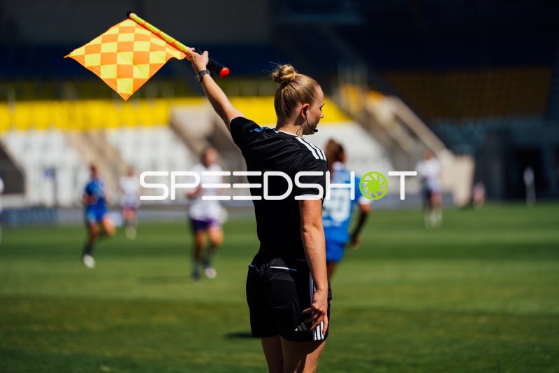 Linienrichterin Savina Duderstadt hebt Fahne beim Frauenfußballspiel zwischen SGS Essen und FC Carl Zeiss Jena auf dem Ernst-Abbe-Sportfeld am 2. Spieltag der 2. Frauen-Bundesliga (08.08.2026)