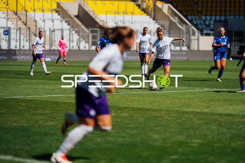 SGS Essen Spielerin Schnieder Jule flankt den Ball nach vorn im Frauenfußball-Match auf dem Ernst-Abbe-Sportfeld am 2. Spieltag der 2. Frauen-Bundesliga (08.08.2026)