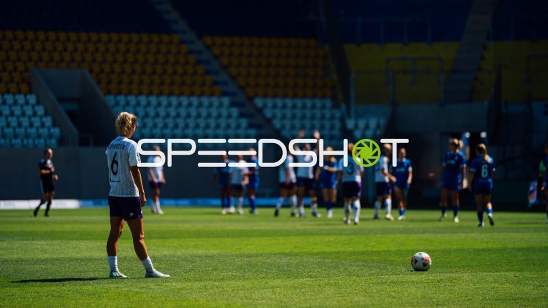 SGS Essen Spielerin Schnieder (#6) beim Freistoß im Ernst-Abbe-Sportfeld am 2. Spieltag der 2. Frauen-Bundesliga (08.08.2026)