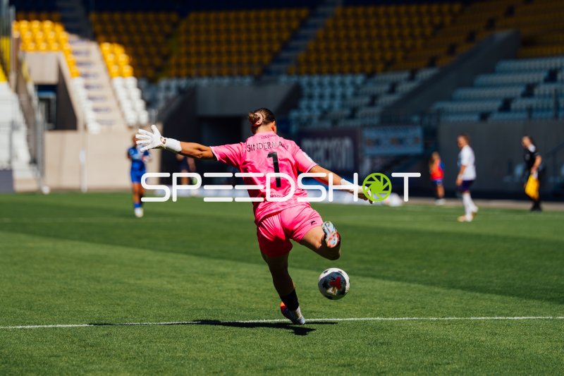 Sindermann (#1; SGS Essen) beim Schuss im Ernst-Abbe-Sportfeld am 2. Spieltag der 2. Frauen-Bundesliga (08.08.2026)