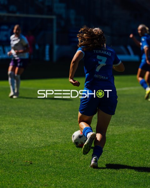 Terakaj (#7; FC Carl Zeiss Jena) im Laufdribbling am Ernst-Abbe-Sportfeld