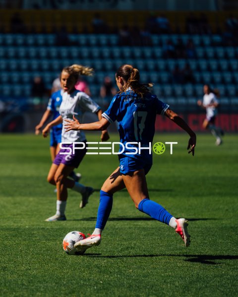 FCC Spielerin Tietz #17 beim Dribbling gegen den SGS Essen