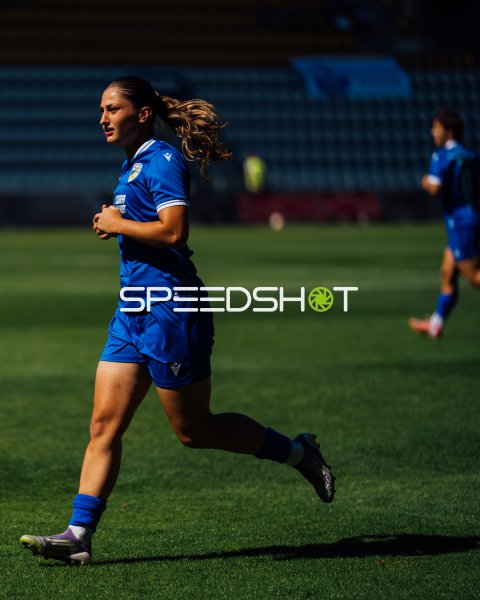 Spielerin Terakaj (#7; FC Carl Zeiss Jena) im blauen Trikot beim Lauf über das Spielfeld am 2. Spieltag der 2. Frauen-Bundesliga (08.08.2026)