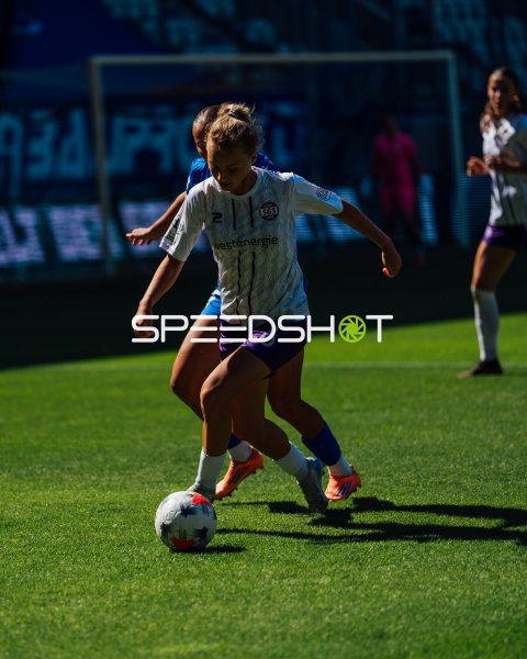 SGS Essen Spielerin Schnieder Jule (#6) im Zweikampf auf dem Ernst-Abbe-Sportfeld gegen den FCC