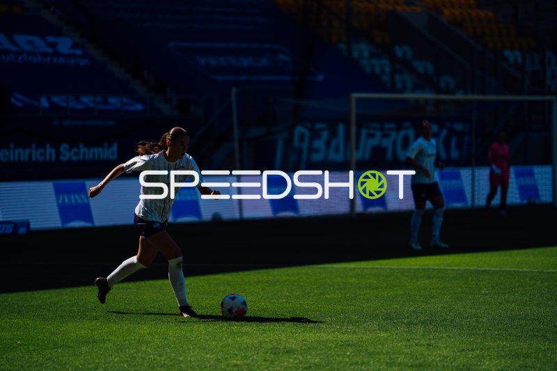 SGS Essen Spielerin im Lauf mit Ball beim Frauenfußball in Jena