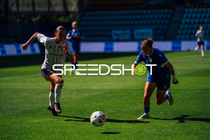 Zweikampf im Frauenfußballmatch zwischen SGS Essen und dem FC Carl Zeiss Jena am Ernst-Abbe-Sportfeld Jena am 2. Spieltag der 2. Frauen-Bundesliga