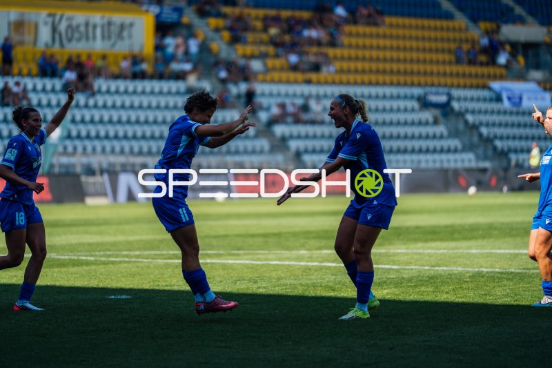 Torjubel auf dem Ernst-Abbe-Sportfeld – Spielerin Preuß Sarah (#11) vom FCC feiert mit Teamkolleginnen am 2. Spieltag der 2. Frauen-Bundesliga