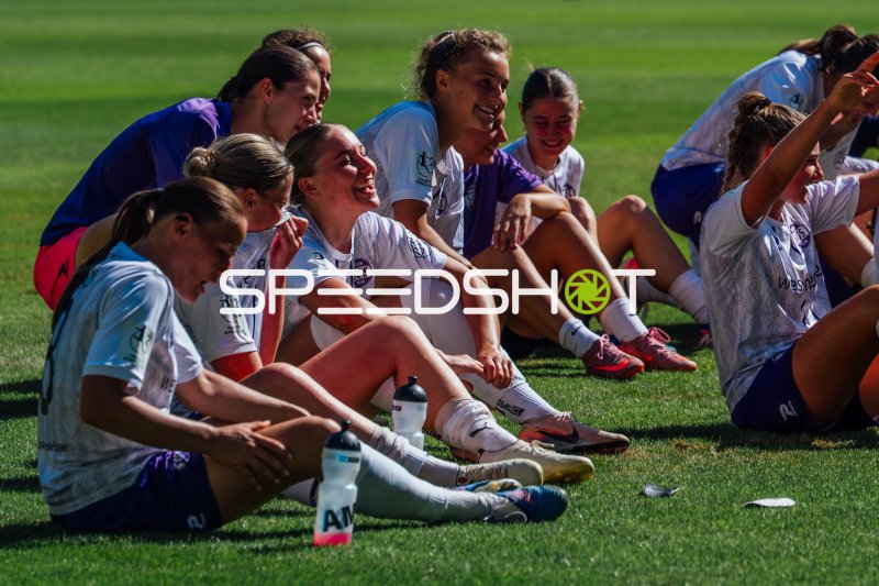 Spielerinnen des SGS Essen feiern nach ihrem Sieg gegen den FC Carl Zeiss Jena auf dem Rasen des Ernst-Abbe-Sportfeld am 2. Spieltag der 2. Frauen-Bundesliga
