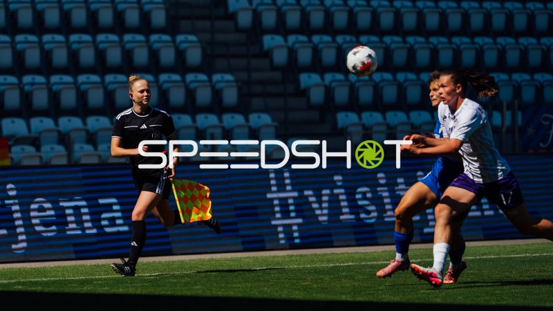 Zweikampf im Sonnenlicht auf dem Ernst-Abbe-Sportfeld in Jena im Duell zwischen SGS Essen und dem FC Carl Zeiss Jena am 2. Spieltag der 2. Frauen-Bundesliga