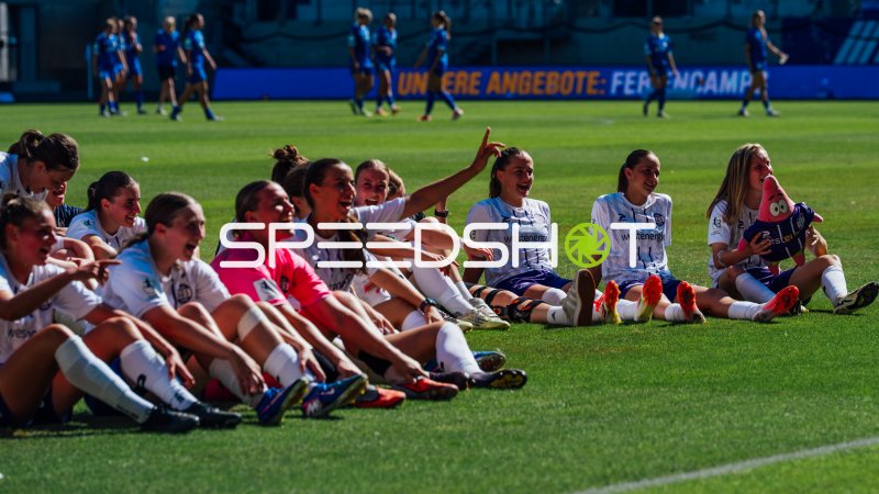 Spielerinnen des SGS Essen feiern nach ihrem Sieg gegen den FC Carl Zeiss Jena auf dem Rasen des Ernst-Abbe-Sportfeld