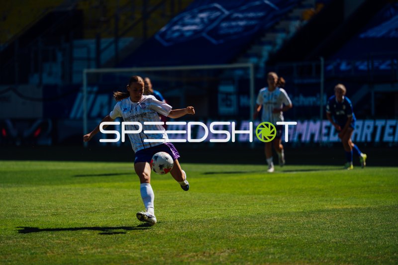 Spielerin Baaß Antonia vom SGS Essen beim Schuss im Ernst-Abbe-Sportfeld Jena