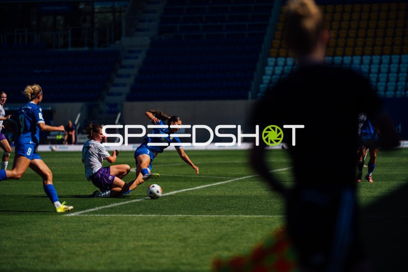 Zweikampf nah am Strafraum beim Frauenfußballmatch zwischen FC Carl Zeiss Jena und SGS Essen
