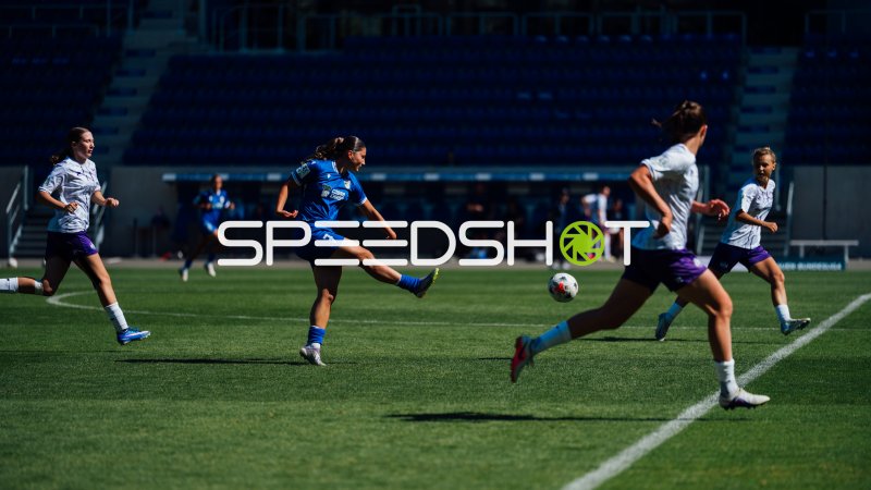 FCC Spielerin Terakaj Elira schießt den Ball nach vorne auf dem Ernst-Abbe-Sportfeld im Spiel gegen den SGS Essen