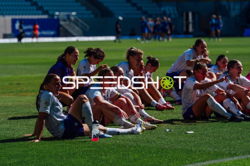 Spielerinnen des SGS Essen feiern nach ihrem Sieg gegen den FC Carl Zeiss Jena auf dem Rasen des Ernst-Abbe-Sportfeld