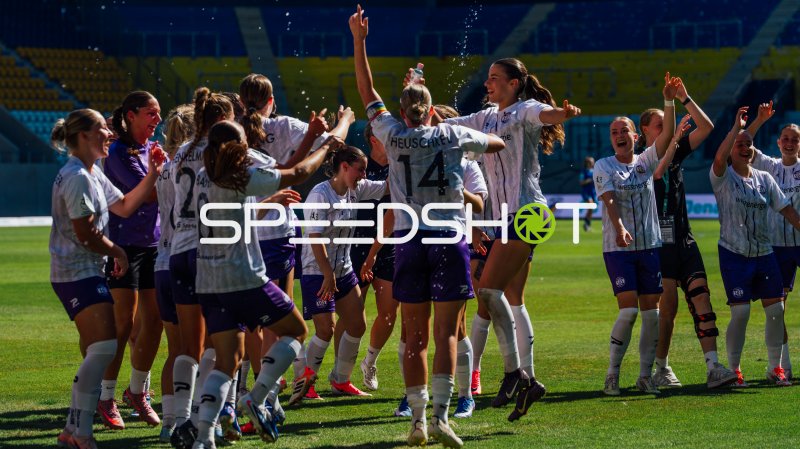 SGS Essen feiert ausgelassen den Sieg gegen den Carl Zeiss Jena mit Wasserdusche auf dem Rasen am 2. Spieltag der 2. Frauen-Bundesliga