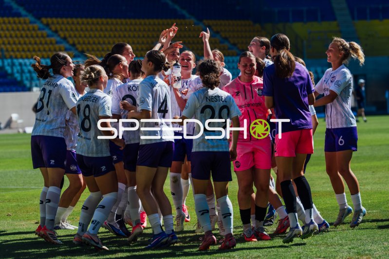 SGS Essen Spielerinnen feiern gemeinsam den Sieg gegen den FC Carl Zeiss Jena am 2. Spieltag der 2. Frauen-Bundesliga