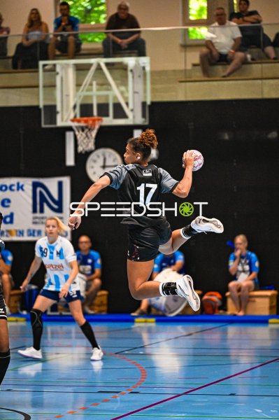 Melissa Chantelly (#17, Strasbourg) im Sprungwurf beim SUN CUP Neckarsulm 2026