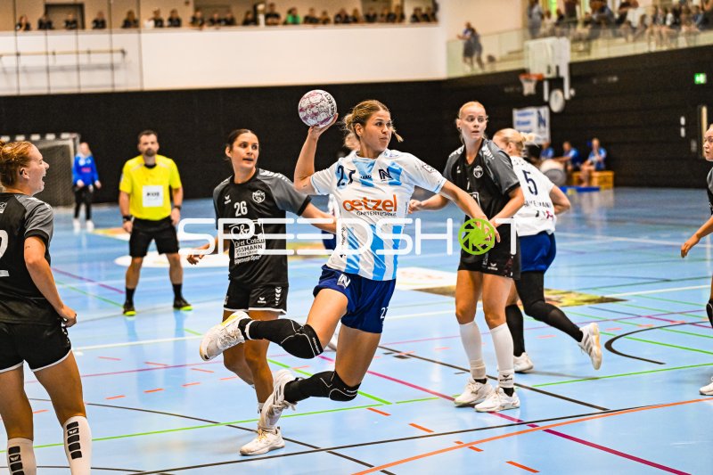 Sina Ehmann (#27, Neckarsulm) beim Sprungwurf in der Sulmhalle