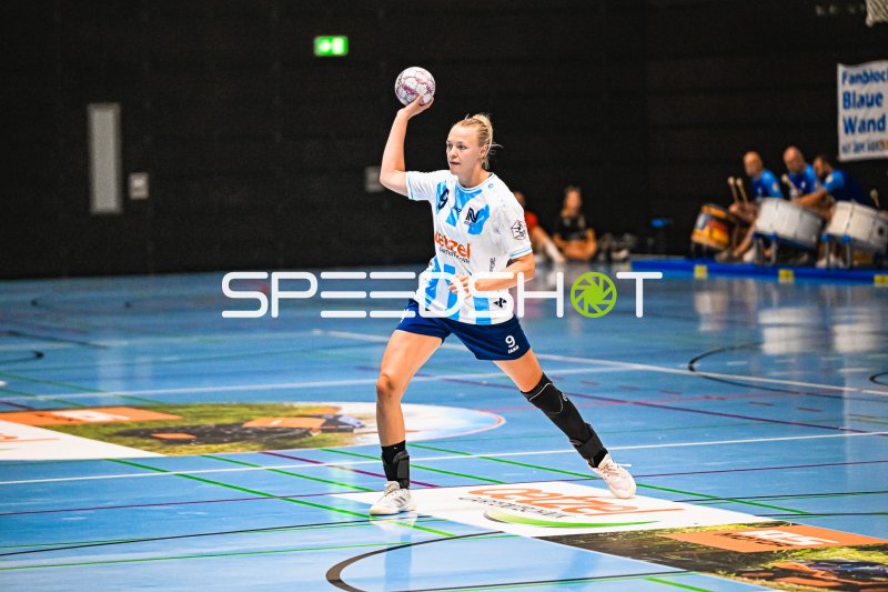 Fanny Elovsson (#9, Neckarsulm) beim Wurfansatz im SUN CUP